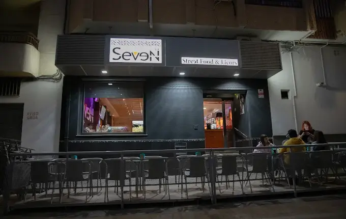 Fachada del local SevənTH en Hellín